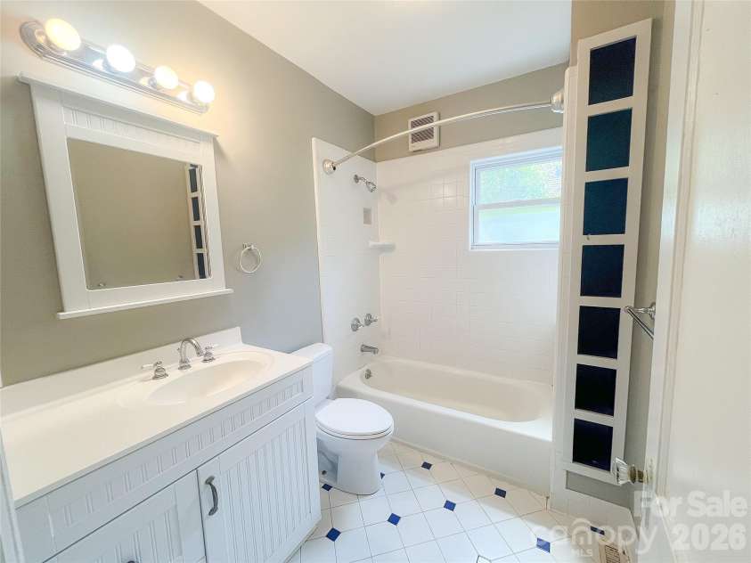 2105 Chesterfield Avenue, Charlotte, NC 28205.  MLS# CAR4387412, YatesRealty ID 26114. 