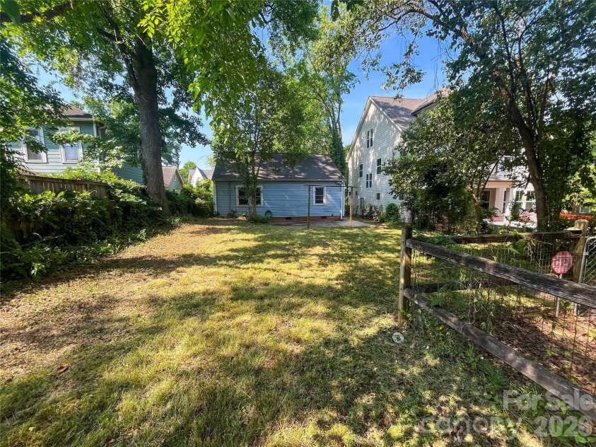 2105 Chesterfield Avenue, Charlotte, NC 28205.  MLS# CAR4387412, YatesRealty ID 26114. 