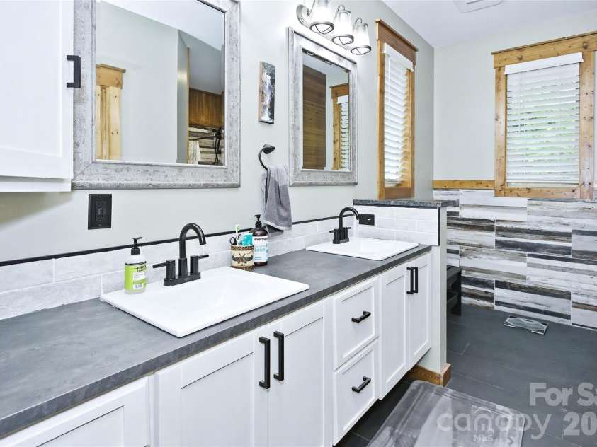 211 Wimbledon Court, Leicester, NC 28748.  MLS# CAR4383171, YatesRealty ID 26117. 