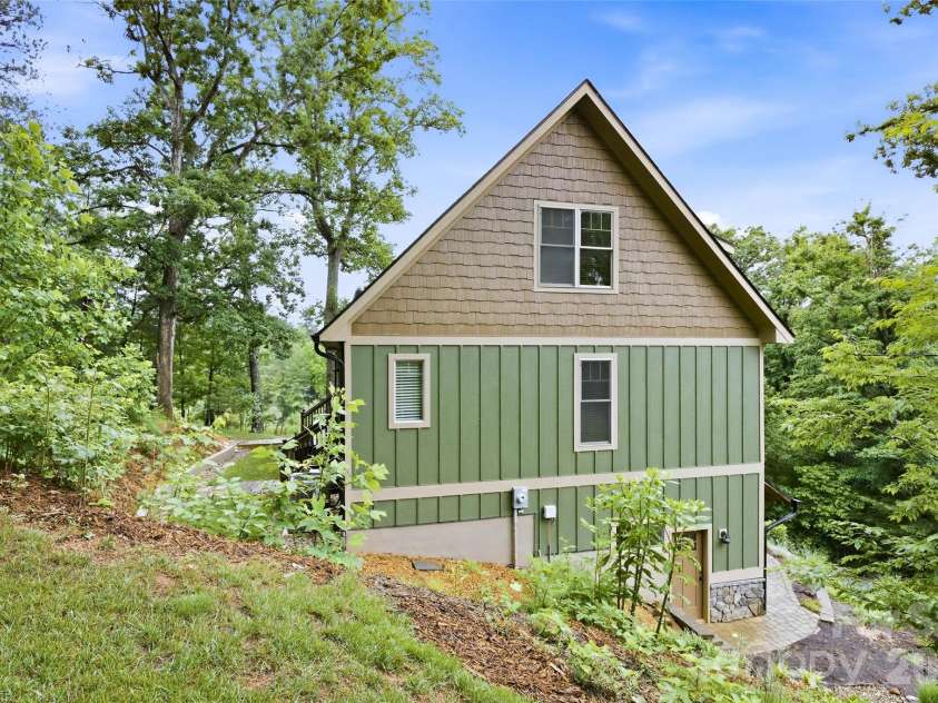 211 Wimbledon Court, Leicester, NC 28748.  MLS# CAR4383171, YatesRealty ID 26117. 