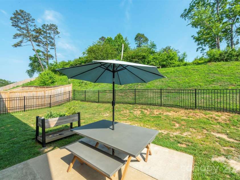 189 Monroe Creek Boulevard, Asheville, NC 28806.  MLS# CAR4275225, YatesRealty ID 26119. 