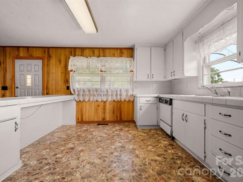 500 Southern Street, Rutherfordton, NC 28139.  MLS# CAR4387187, YatesRealty ID 26120. 