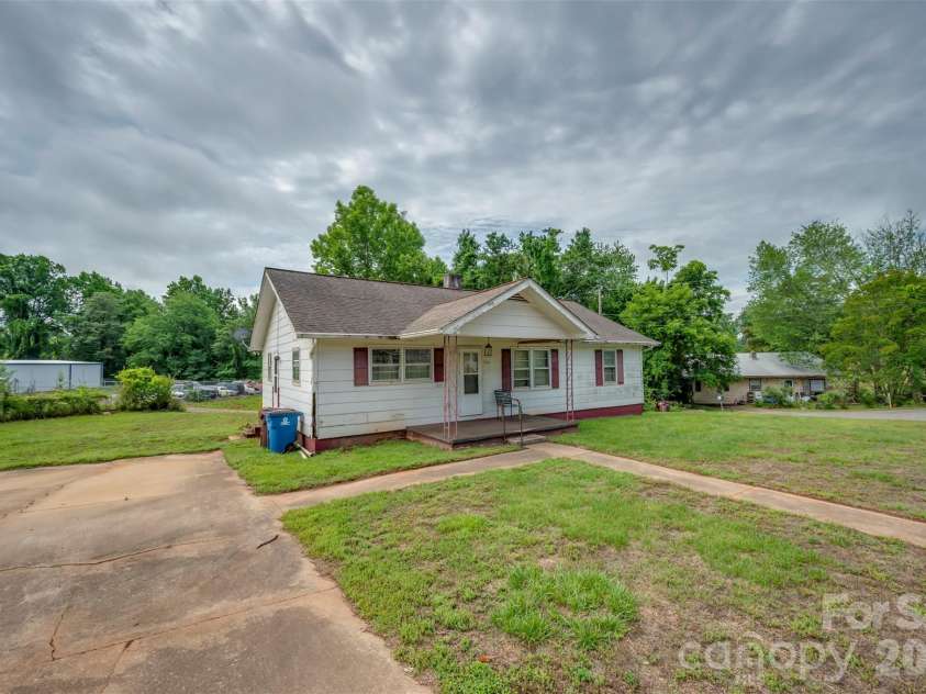 500 Southern Street, Rutherfordton, NC 28139.  MLS# CAR4387187, YatesRealty ID 26120. 