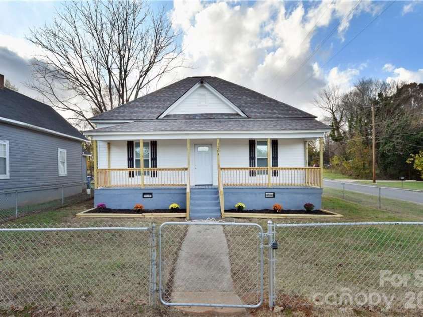 1204 4th Street, Statesville, NC 28677.  MLS# CAR4387569, YatesRealty ID 26121. 