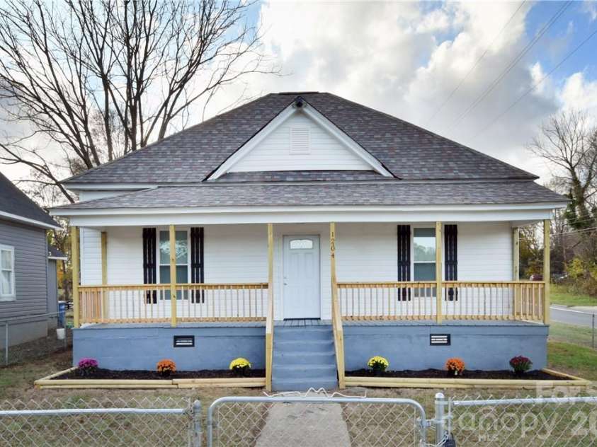 1204 4th Street, Statesville, NC 28677.  MLS# CAR4387569, YatesRealty ID 26121. 