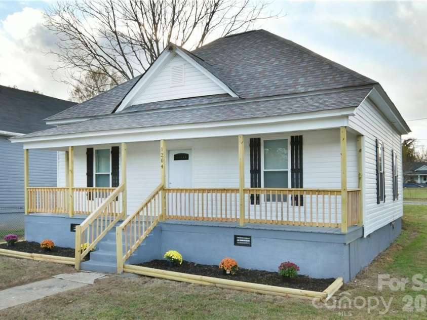 1204 4th Street, Statesville, NC 28677.  MLS# CAR4387569, YatesRealty ID 26121. 