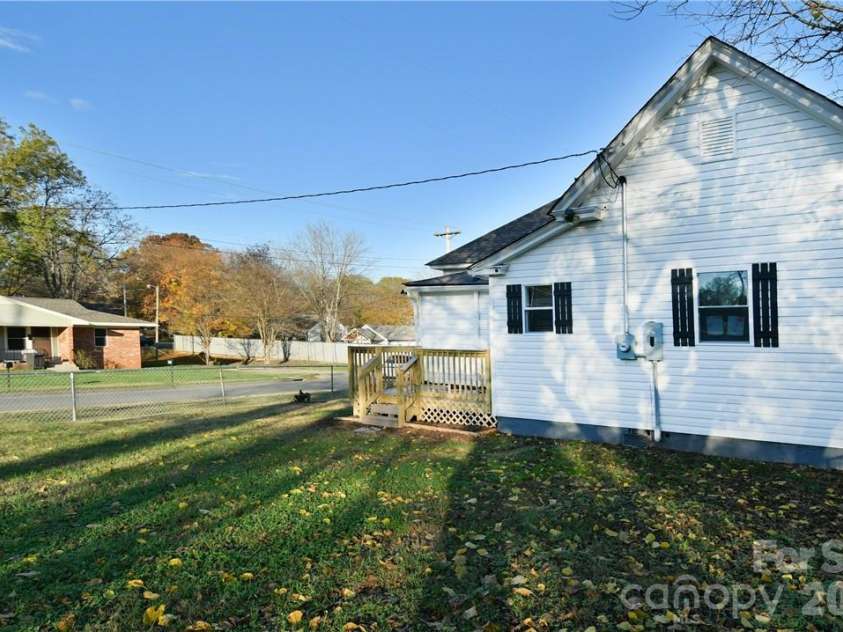 1204 4th Street, Statesville, NC 28677.  MLS# CAR4387569, YatesRealty ID 26121. 