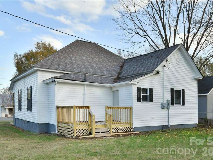 1204 4th Street, Statesville, NC 28677.  MLS# CAR4387569, YatesRealty ID 26121. 
