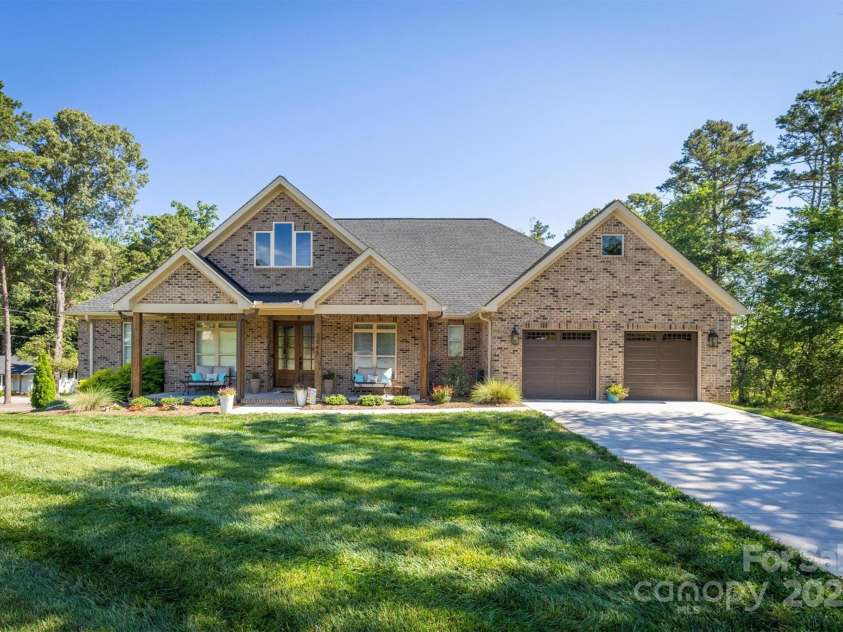 2545 10th Street Court, Hickory, NC 28601.  MLS# CAR4278191, YatesRealty ID 26123. 