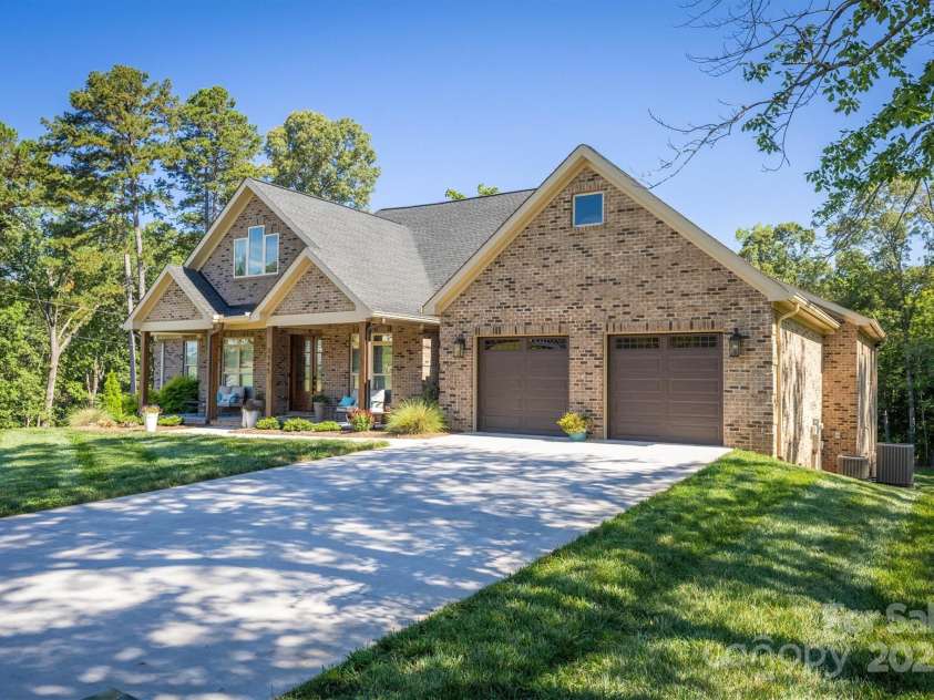 2545 10th Street Court, Hickory, NC 28601.  MLS# CAR4278191, YatesRealty ID 26123. 