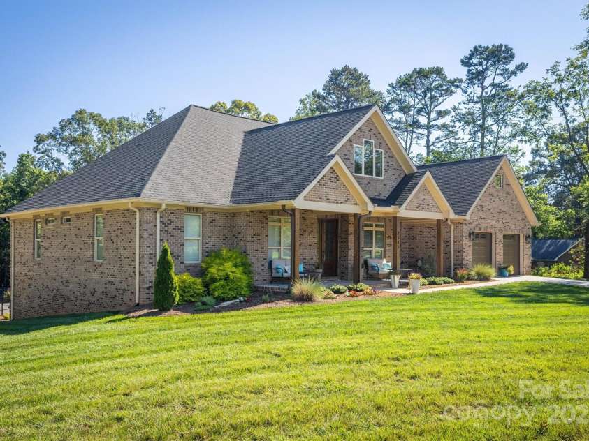 2545 10th Street Court, Hickory, NC 28601.  MLS# CAR4278191, YatesRealty ID 26123. 