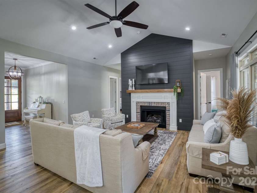 2545 10th Street Court, Hickory, NC 28601.  MLS# CAR4278191, YatesRealty ID 26123. 