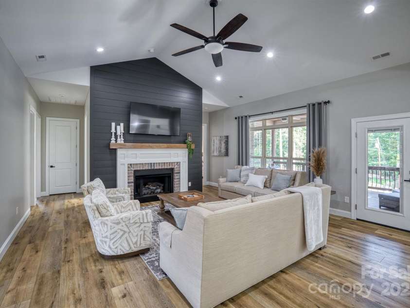 2545 10th Street Court, Hickory, NC 28601.  MLS# CAR4278191, YatesRealty ID 26123. 