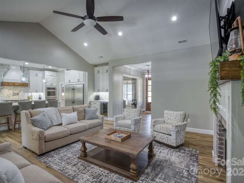 2545 10th Street Court, Hickory, NC 28601.  MLS# CAR4278191, YatesRealty ID 26123. 