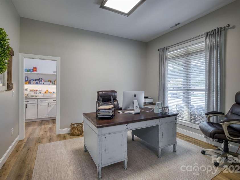 2545 10th Street Court, Hickory, NC 28601.  MLS# CAR4278191, YatesRealty ID 26123. 