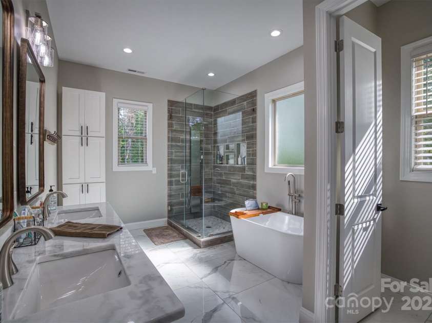 2545 10th Street Court, Hickory, NC 28601.  MLS# CAR4278191, YatesRealty ID 26123. 