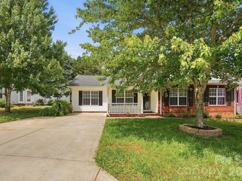 423 Danielle Way, Fort Mill, SC 29715.  MLS# CAR4387194, YatesRealty ID 26124. 