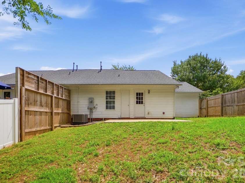 423 Danielle Way, Fort Mill, SC 29715.  MLS# CAR4387194, YatesRealty ID 26124. 