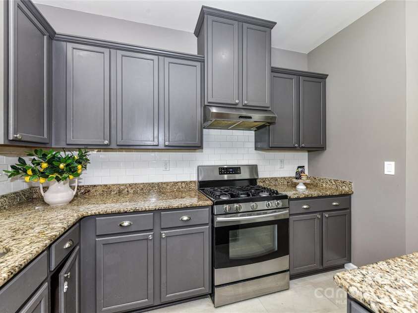 3533 Catherine Creek Place, Davidson, NC 28036.  MLS# CAR4279633, YatesRealty ID 26125. Gas range, granite counters, tile back splash & painted cabinetry!