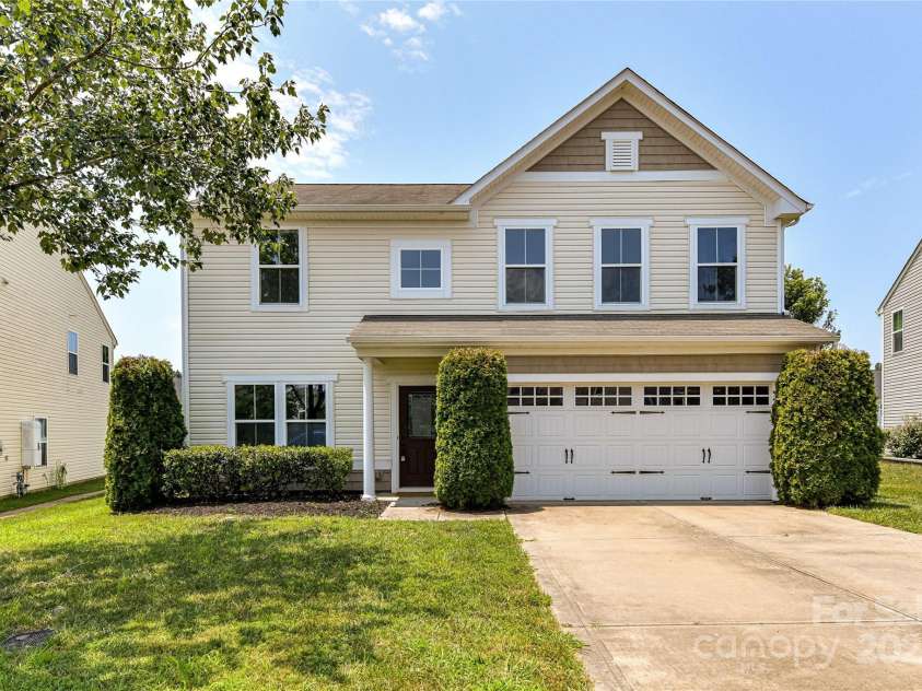 3533 Catherine Creek Place, Davidson, NC 28036.  MLS# CAR4279633, YatesRealty ID 26125. Well maintained, 4 Bedroom, 2.5 Bath home with 2 car garage & fenced back yard located in desirable neighborhood!