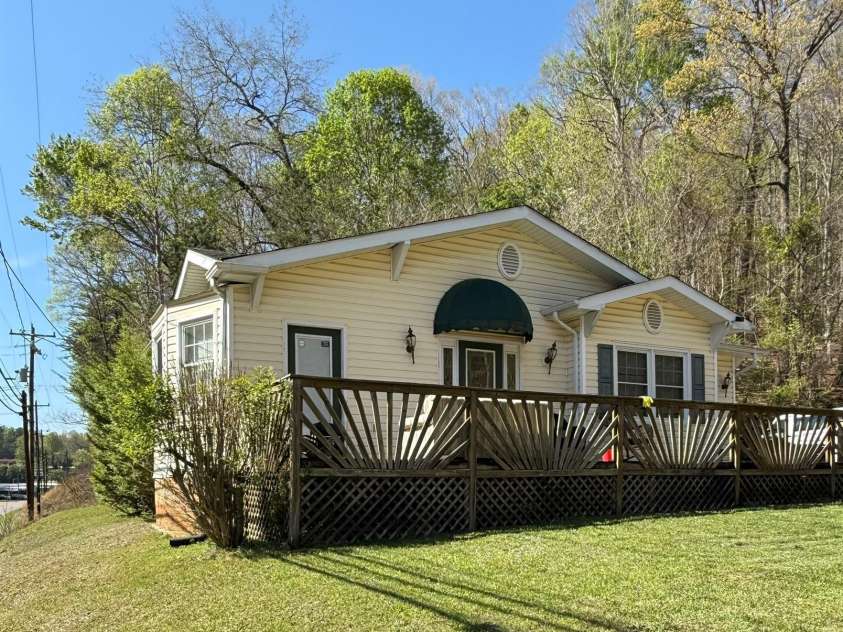 880 Main Street, Marion, NC 28752.  MLS# CAR4372624, YatesRealty ID 26125. 