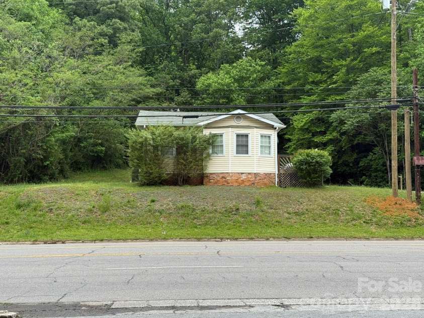 880 Main Street, Marion, NC 28752.  MLS# CAR4372624, YatesRealty ID 26125. 
