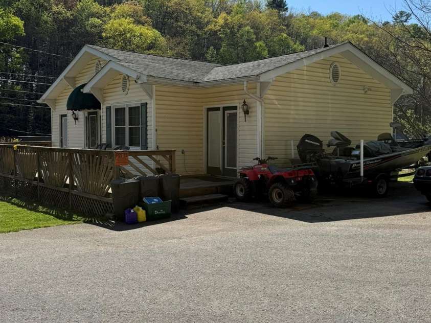 880 Main Street, Marion, NC 28752.  MLS# CAR4372624, YatesRealty ID 26125. 