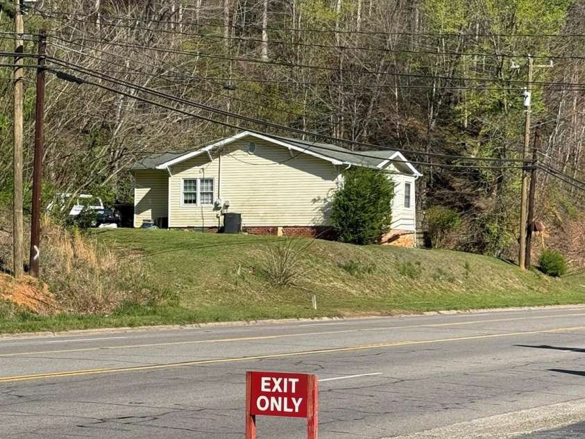 880 Main Street, Marion, NC 28752.  MLS# CAR4372624, YatesRealty ID 26125. 