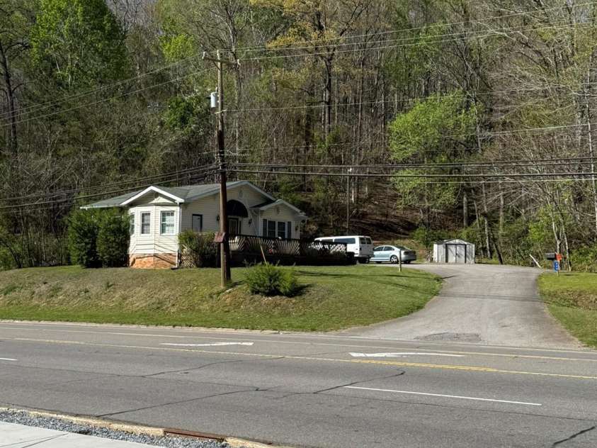 880 Main Street, Marion, NC 28752.  MLS# CAR4372624, YatesRealty ID 26125. 