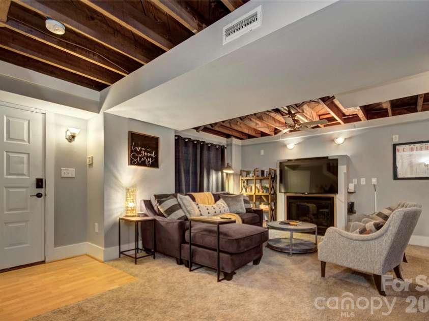1717 Hamorton Place, Charlotte, NC 28205.  MLS# CAR4381920, YatesRealty ID 26127. 