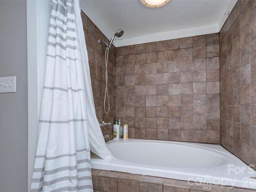 1717 Hamorton Place, Charlotte, NC 28205.  MLS# CAR4381920, YatesRealty ID 26127. Full Bath on main level.