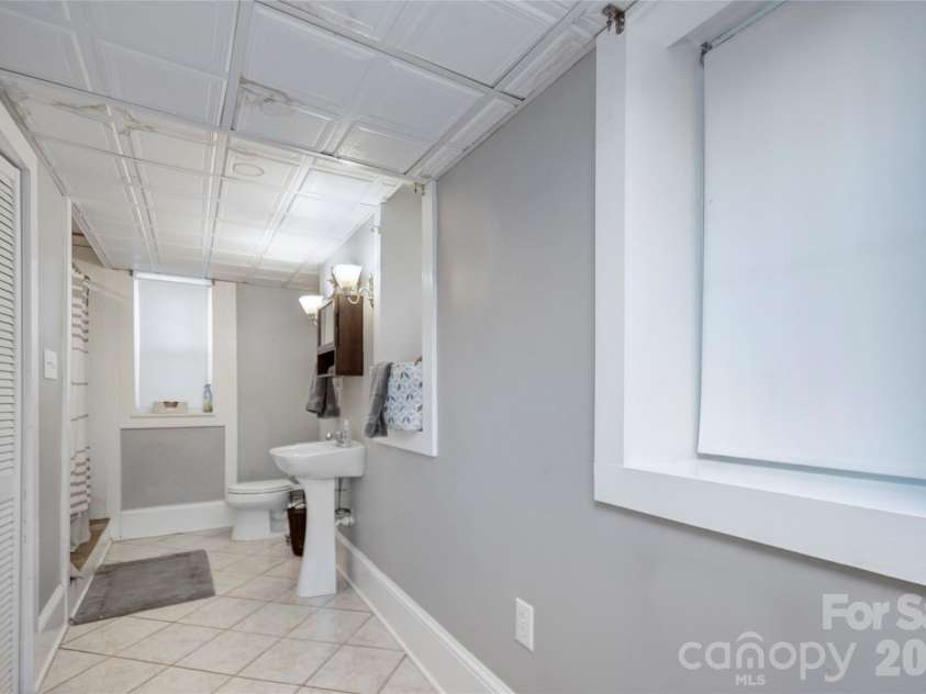 1717 Hamorton Place, Charlotte, NC 28205.  MLS# CAR4381920, YatesRealty ID 26127. Full Bath on main level.