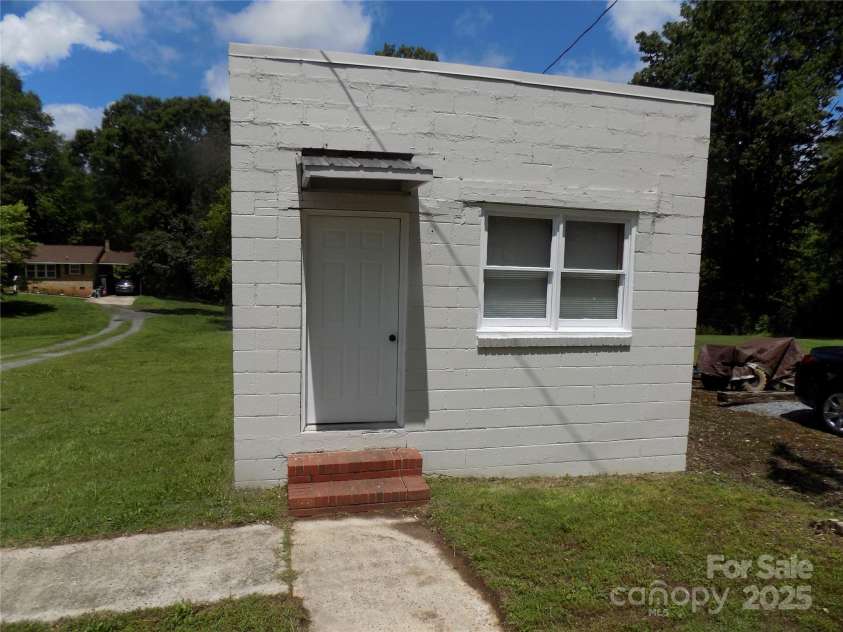 209 Barber Road, Gastonia, NC 28056.  MLS# CAR4259358, YatesRealty ID 26134. Utility Building
