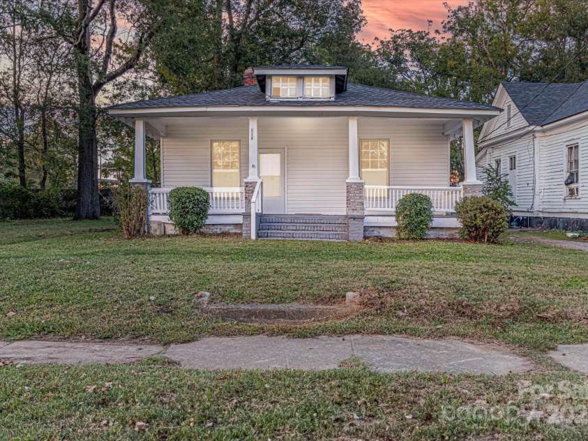 319 Chestnut Street, Rock Hill, SC 29730.  MLS# CAR4243509, YatesRealty ID 26137. 