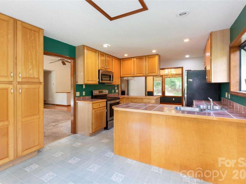 18 Bartlett Road, Weaverville, NC 28787.  MLS# CAR4387531, YatesRealty ID 26139. 