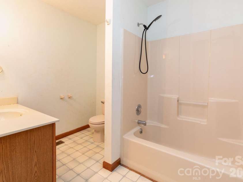 18 Bartlett Road, Weaverville, NC 28787.  MLS# CAR4387531, YatesRealty ID 26139. 