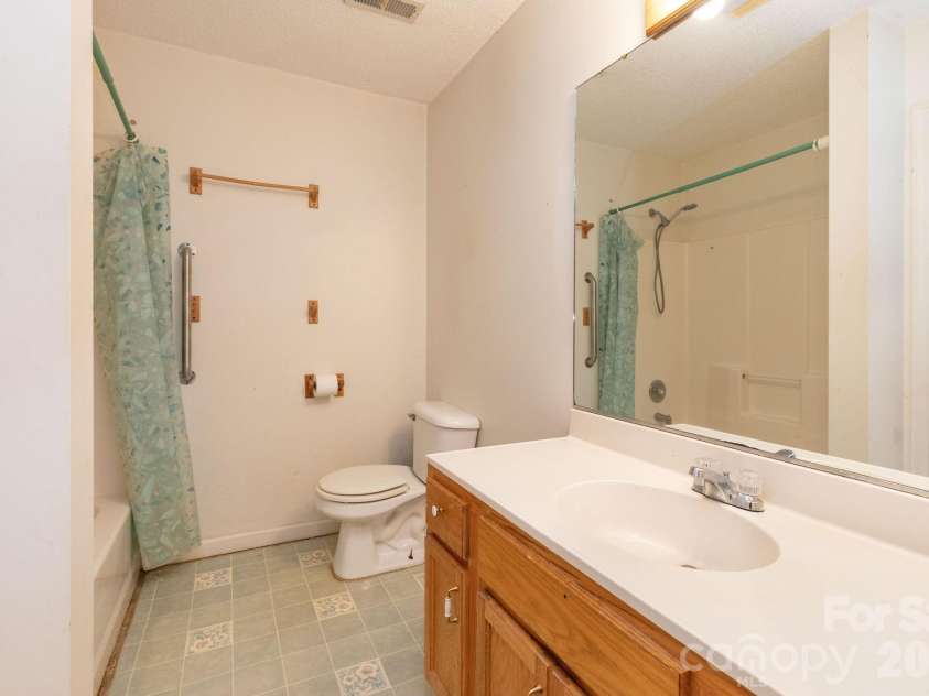 18 Bartlett Road, Weaverville, NC 28787.  MLS# CAR4387531, YatesRealty ID 26139. 