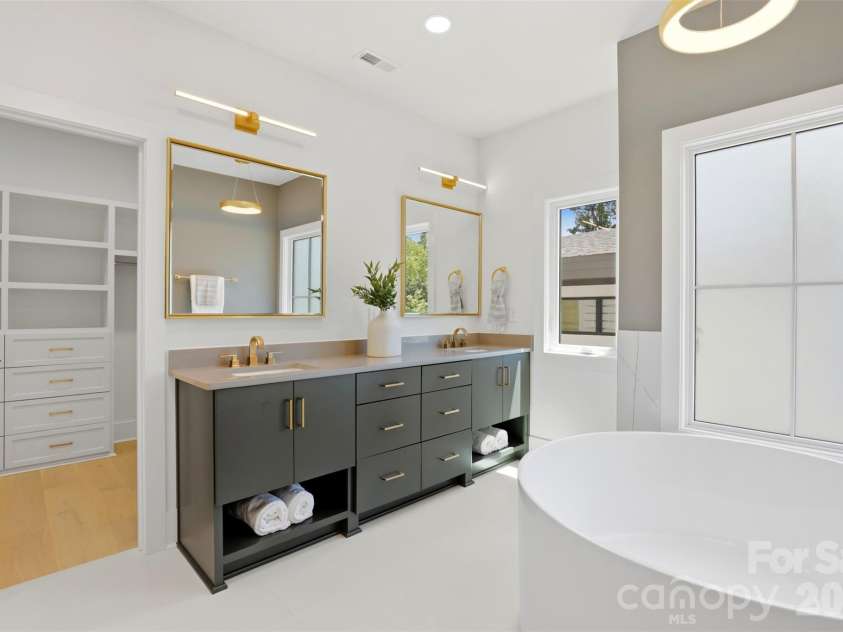 2649 Laburnum Avenue, Charlotte, NC 28205.  MLS# CAR4314719, YatesRealty ID 2614. Primary bath