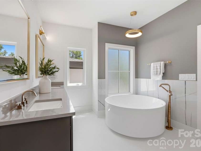 2649 Laburnum Avenue, Charlotte, NC 28205.  MLS# CAR4314719, YatesRealty ID 2614. Primary bath
