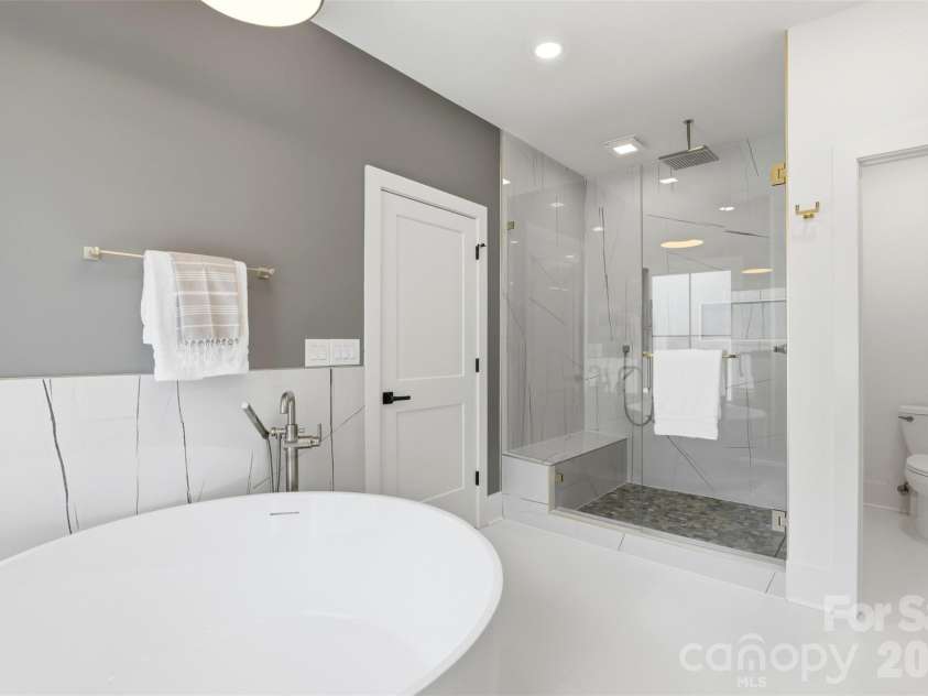 2649 Laburnum Avenue, Charlotte, NC 28205.  MLS# CAR4314719, YatesRealty ID 2614. Primary bath