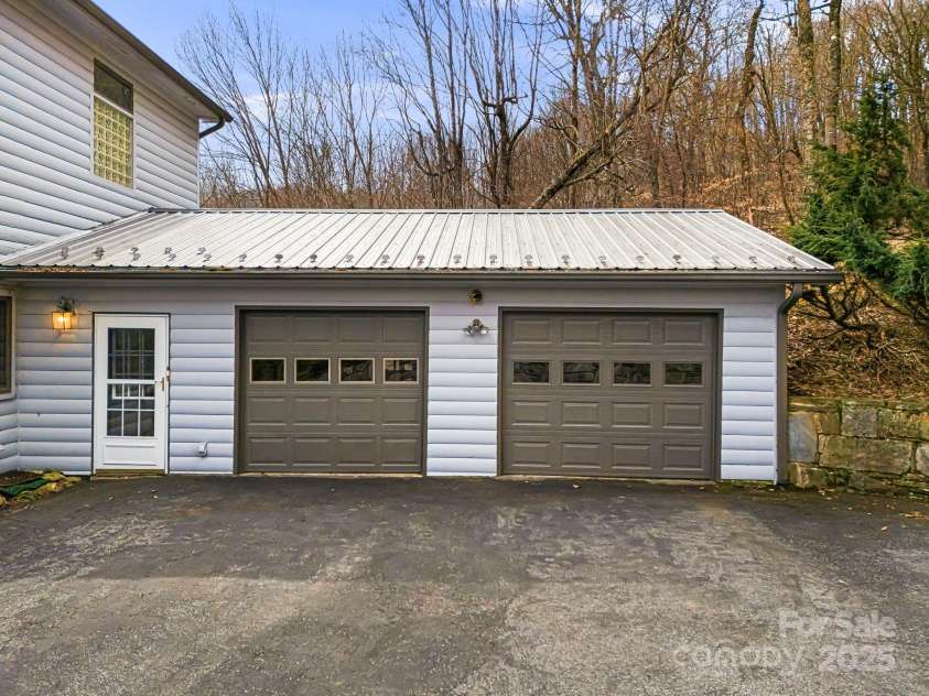 646 Overlook Drive, Mars Hill, NC 28754.  MLS# CAR4224673, YatesRealty ID 2614. Double Garage Main Level