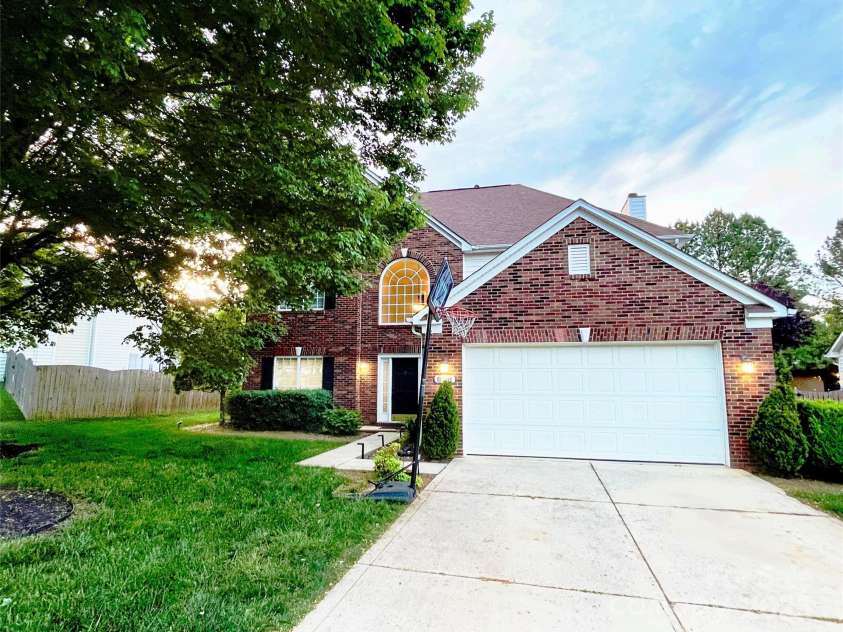 8218 Lynnewood Glen Drive, Charlotte, NC 28269.  MLS# CAR4252897, YatesRealty ID 26140. 