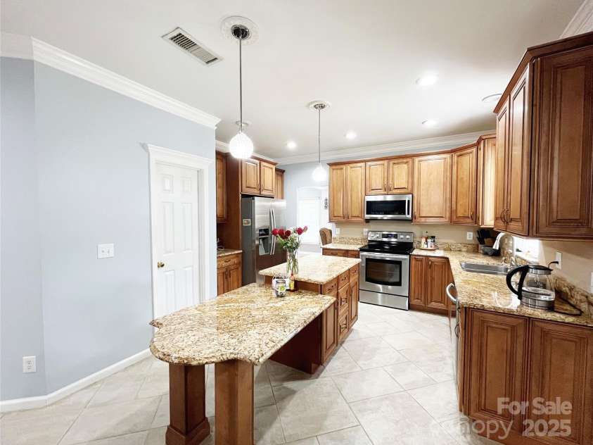 8218 Lynnewood Glen Drive, Charlotte, NC 28269.  MLS# CAR4252897, YatesRealty ID 26140. 