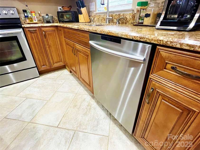 8218 Lynnewood Glen Drive, Charlotte, NC 28269.  MLS# CAR4252897, YatesRealty ID 26140. 