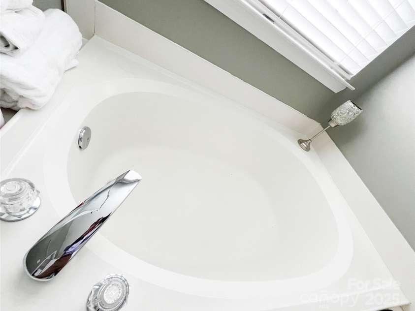 8218 Lynnewood Glen Drive, Charlotte, NC 28269.  MLS# CAR4252897, YatesRealty ID 26140. 