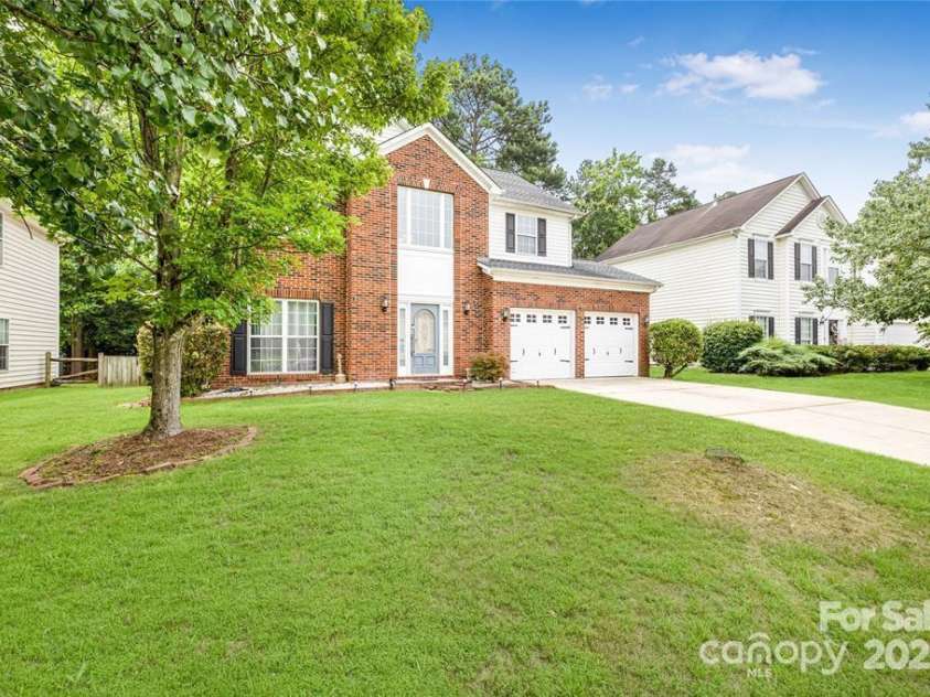 9910 Sandman Lane, Charlotte, NC 28216.  MLS# CAR4278262, YatesRealty ID 26141. 