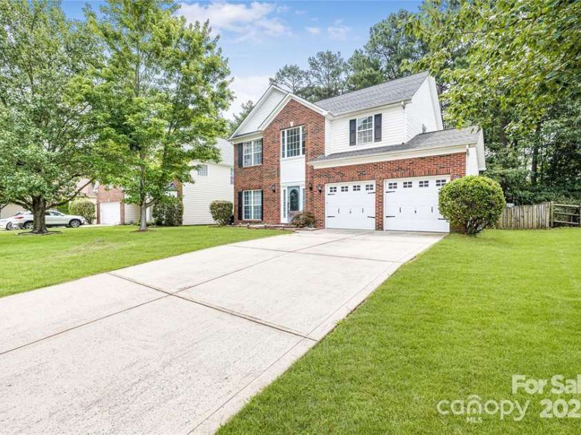 9910 Sandman Lane, Charlotte, NC 28216.  MLS# CAR4278262, YatesRealty ID 26141. 