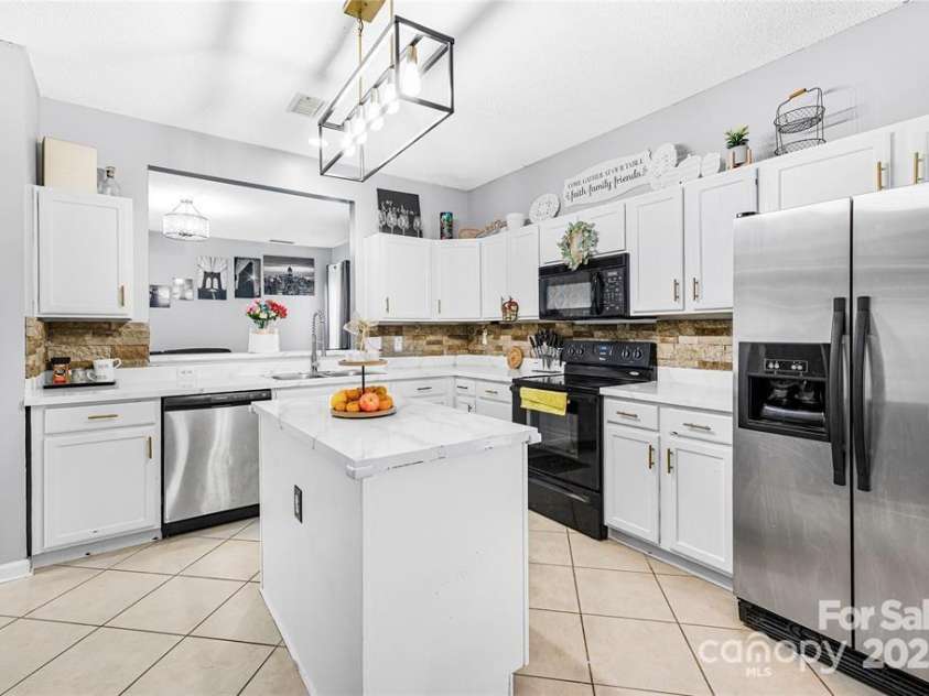 9910 Sandman Lane, Charlotte, NC 28216.  MLS# CAR4278262, YatesRealty ID 26141. 
