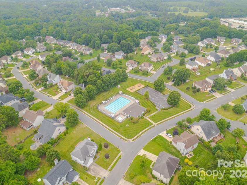 9910 Sandman Lane, Charlotte, NC 28216.  MLS# CAR4278262, YatesRealty ID 26141. 