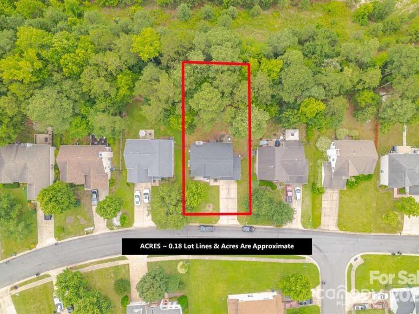 9910 Sandman Lane, Charlotte, NC 28216.  MLS# CAR4278262, YatesRealty ID 26141. 